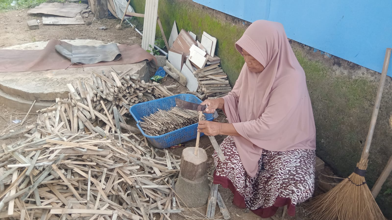 Jelang Idul Adha, pengrajin tusuk sate di Majalengka ramai pesanan