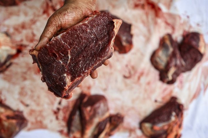 Cara bedakan daging kambing dan sapi