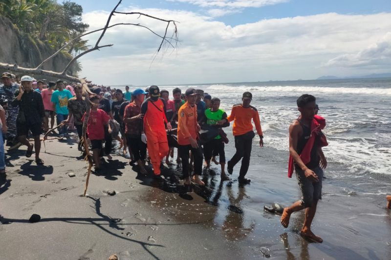 BMKG imbau warga waspadai gelombang tinggi di perairan NTB BMKG imbau warga waspadai gelombang tinggi di perairan NTB