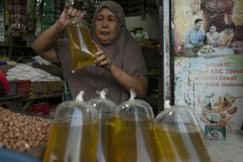 PTPN V distribusikan minyak goreng murah di Pekanbaru PTPN V distribusikan minyak goreng murah di Pekanbaru