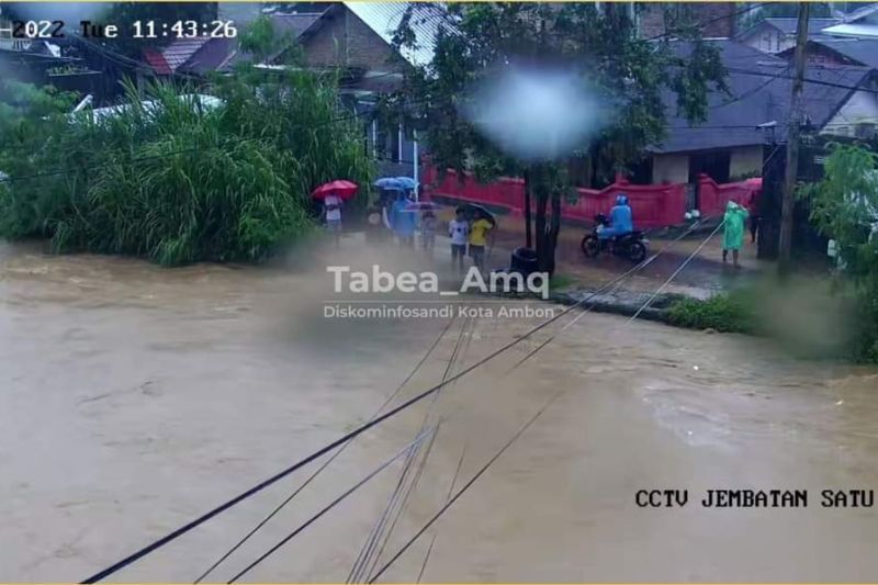 Hujan menyebabkan banjir dan longsor di bagian wilayah Kota Ambon Hujan menyebabkan banjir dan longsor di bagian wilayah Kota Ambon