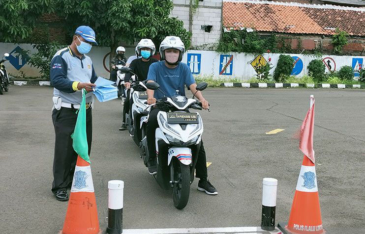 Polda operasikan empat SIM Keliling sampai pukul dua siang