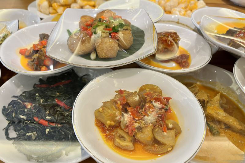Menyantap masakan Padang di restoran bergaya Jepang-Skandinavia Menyantap masakan Padang di restoran bergaya Jepang-Skandinavia