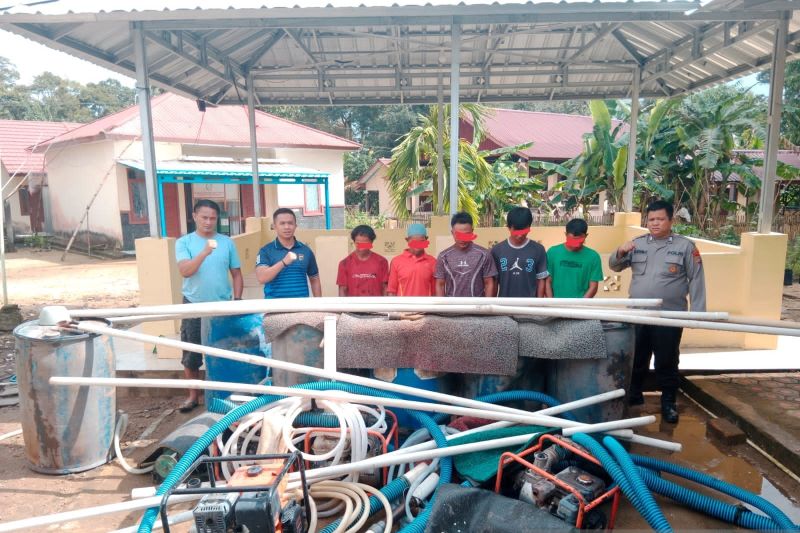 Polisi Bangka Barat tangkap lima penambang ilegal bijih timah Polisi Bangka Barat tangkap lima penambang ilegal bijih timah