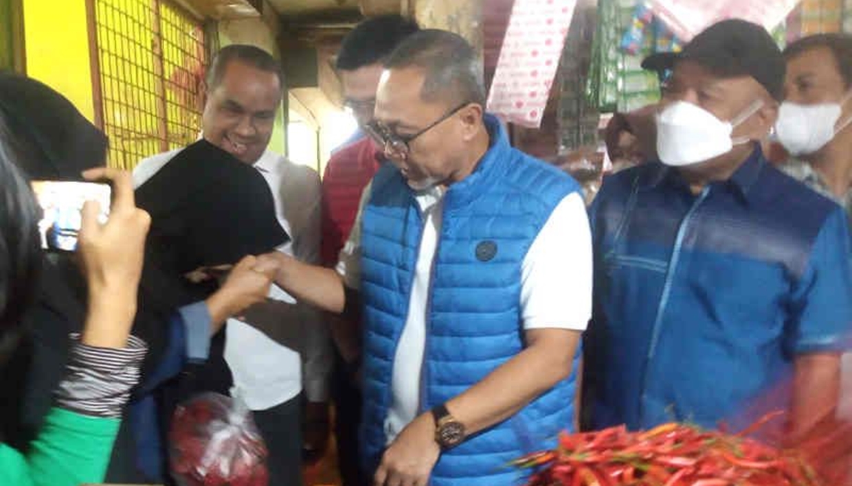 Mendag borong dagangan di Pasar Jagasatru Cirebon untuk warga sekitar Mendag borong dagangan di Pasar Jagasatru Cirebon untuk warga sekitar