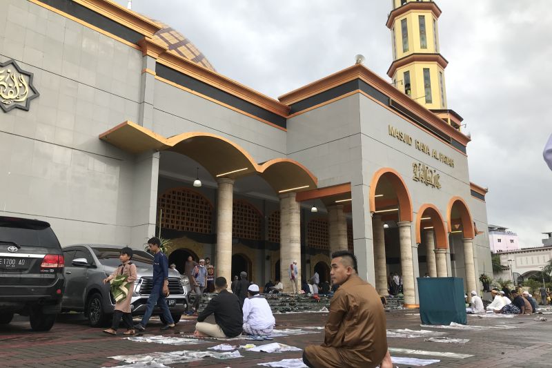 Hujan deras tak surutkan warga Muslim Ambon Shalat Idul Adha Hujan deras tak surutkan warga Muslim Ambon Shalat Idul Adha