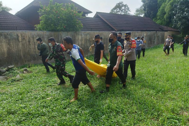Polda Metro tangkap tiga pembunuh wanita di Kali Cikeas Polda Metro tangkap tiga pembunuh wanita di Kali Cikeas