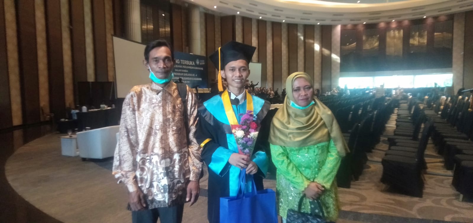 Yahya Maulana, anak kuli bangunan asal Karawang yang jadi wisudawan terbaik Yahya Maulana, anak kuli bangunan asal Karawang yang jadi wisudawan terbaik