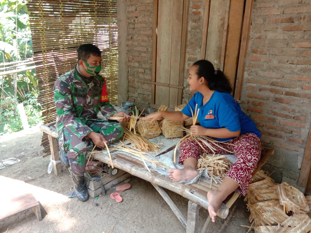 Babinsa dorong perajin anyaman bambu tingkatkan produksi dan pemasaran Babinsa dorong perajin anyaman bambu tingkatkan produksi dan pemasaran