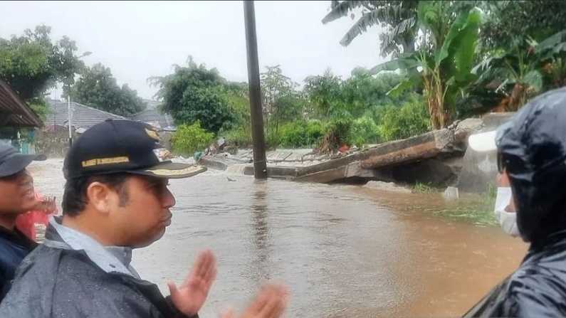 PUPR Tangerang pasang kisdam 30 meter atasi tanggul jebol di Pinang