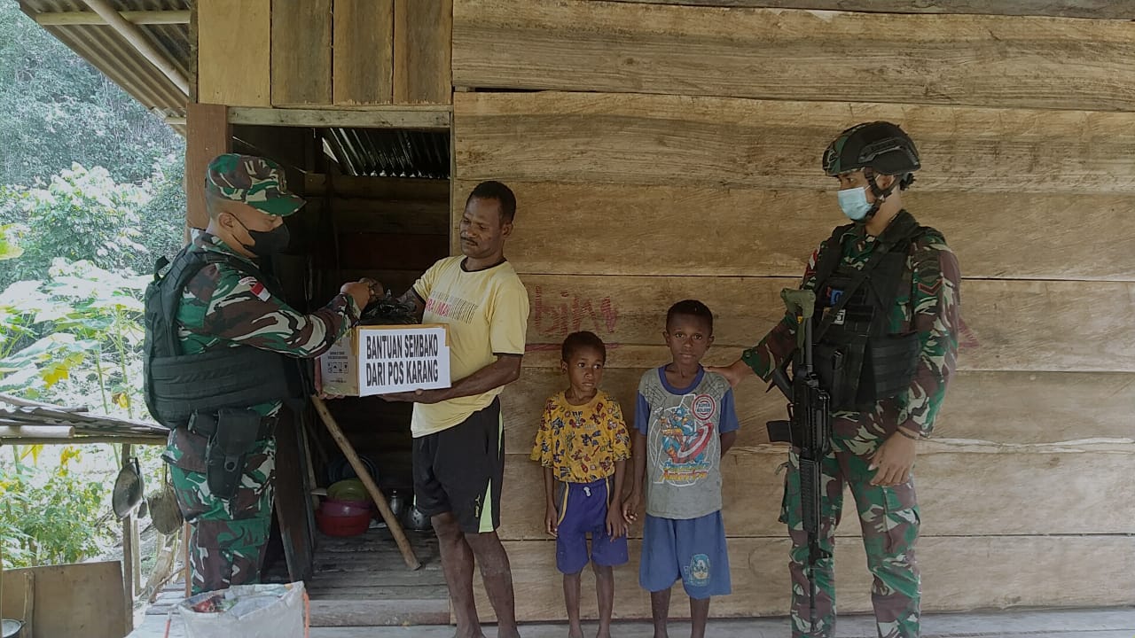 Kemanunggalan TNI-rakyat, Satgas Yonif 126/KC berikan paket sembako Kemanunggalan TNI-rakyat, Satgas Yonif 126/KC berikan paket sembako