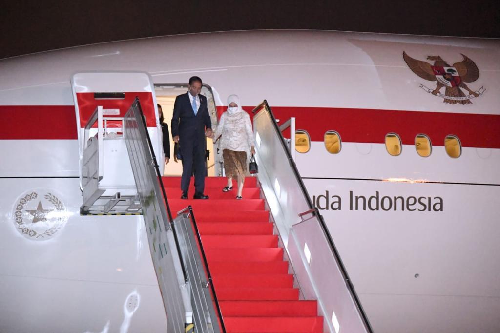 Presiden Jokowi dan Ibu Iriana tiba di Tanah Air usai kunjungan ke Asia Timur Presiden Jokowi dan Ibu Iriana tiba di Tanah Air usai kunjungan ke Asia Timur