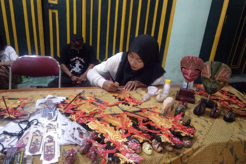 Pembuatan suvenir APG 2022 libatkan pelaku UMKM asal Solo Jateng Pembuatan suvenir APG 2022 libatkan pelaku UMKM asal Solo Jateng