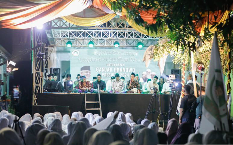 Ribuan santri Karawang deklarasi dukung Ganjar Pranowo pada pilpres Ribuan santri Karawang deklarasi dukung Ganjar Pranowo pada pilpres