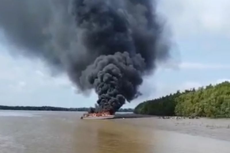 Perahu motor cepat jurusan Tarakan - KTT terbakar Perahu motor cepat jurusan Tarakan - KTT terbakar