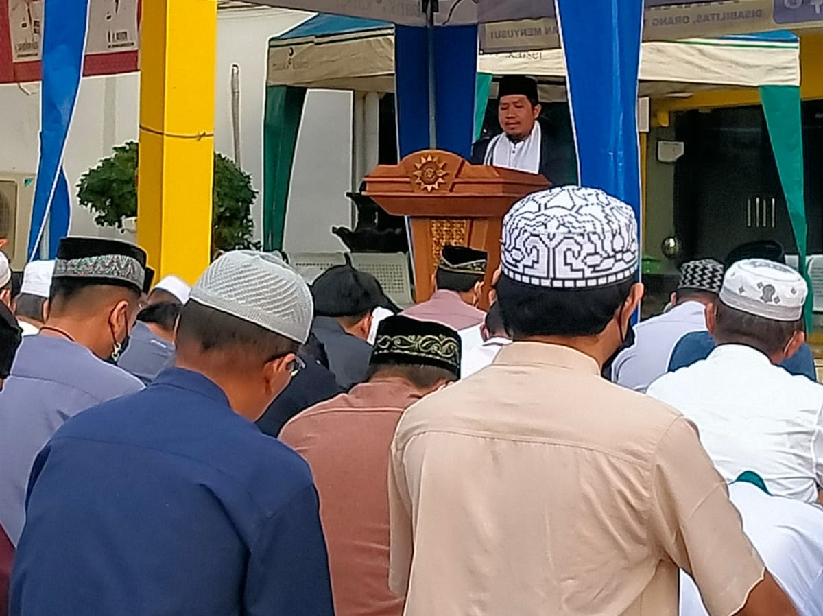 Sebagian umat muslim Banjarmasin gelar salat Iduladha di halaman Samsat Banjarmasin Sebagian umat muslim Banjarmasin gelar salat Iduladha di halaman Samsat Banjarmasin