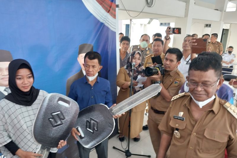 Pemerintah Provinsi Sulawesi Tengah salurkan bantuan 28 ambulans Pemerintah Provinsi Sulawesi Tengah salurkan bantuan 28 ambulans