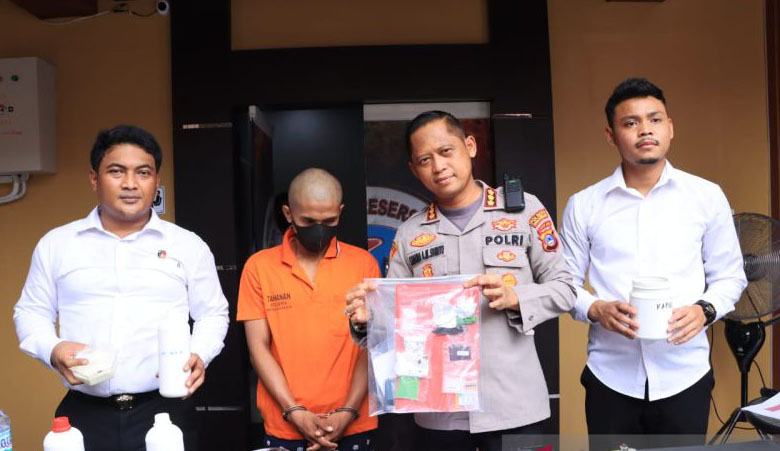 Polresta Banjarmasin bongkar industri rumahan cetak 100 ekstasi/hari Polresta Banjarmasin bongkar industri rumahan cetak 100 ekstasi/hari
