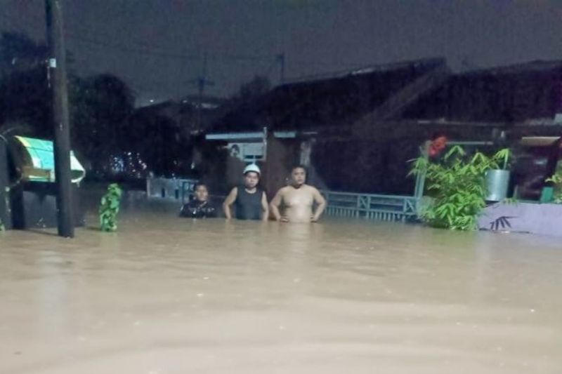 Perumahan di Bogor terendam banjir 1,2 meter Perumahan di Bogor terendam banjir 1,2 meter