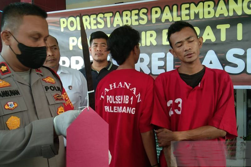 Polisi tangkap dua tersangka pelempar golok ke sopir truk Polisi tangkap dua tersangka pelempar golok ke sopir truk