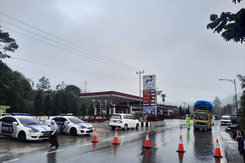 Akses jalan Kota Padang menuju Solok tertutup longsor