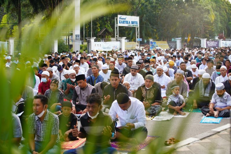 Ribuan warga salat Iduladha di Jalan Rahadi Usman Pontianak Ribuan warga salat Iduladha di Jalan Rahadi Usman Pontianak