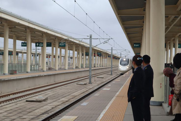 China punya jalur kereta api terpanjang di atas gurun