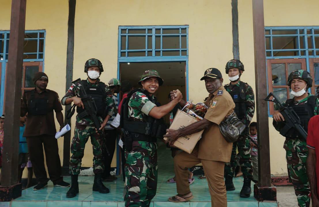 Satgas Pamtas Yonif 126/KC bagikan sembako di Kampung Pund Distrik Waris, Papua Satgas Pamtas Yonif 126/KC bagikan sembako di Kampung Pund Distrik Waris, Papua