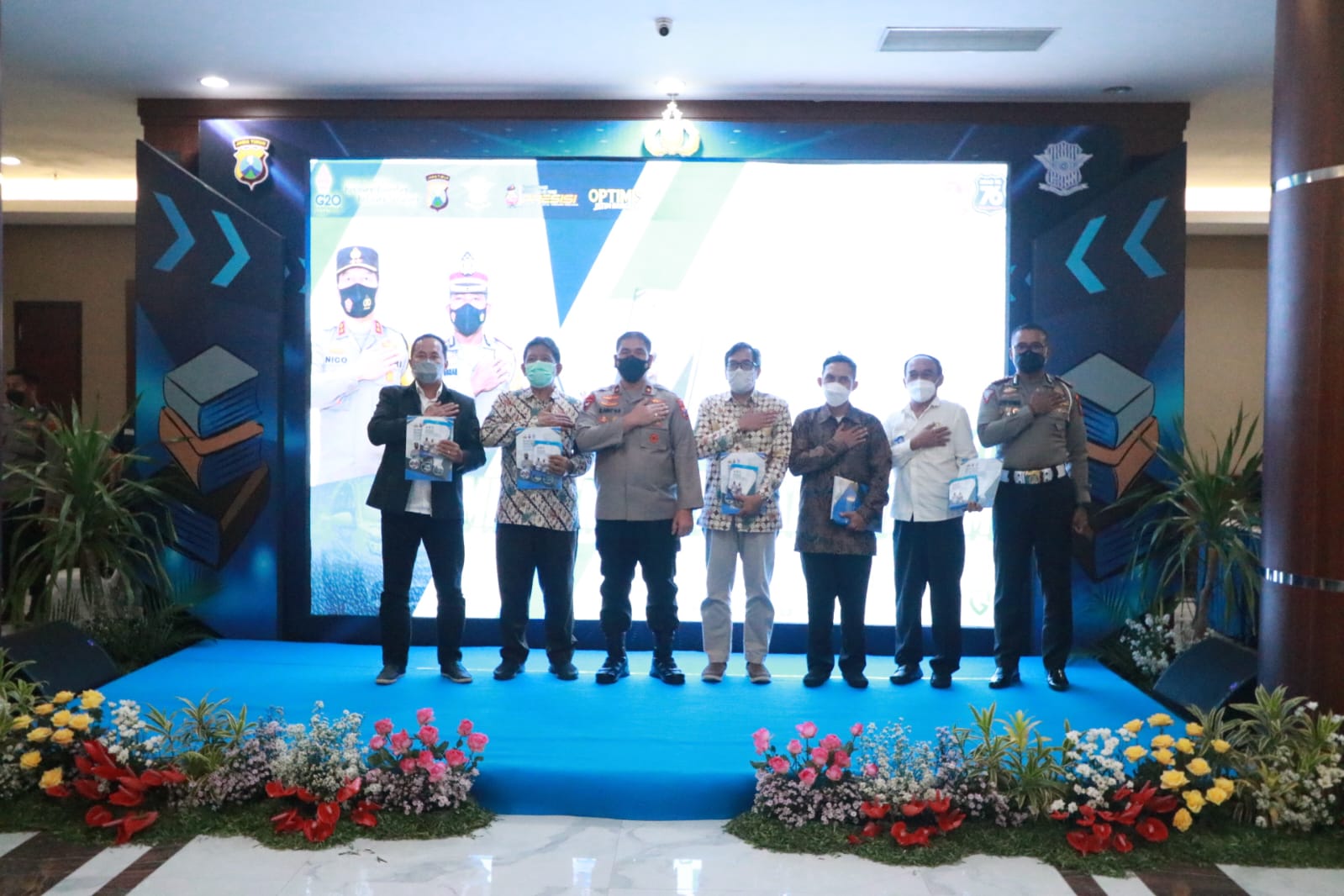 Polda Jatim launching buku kumpulan soal ujian teori SIM Polda Jatim launching buku kumpulan soal ujian teori SIM
