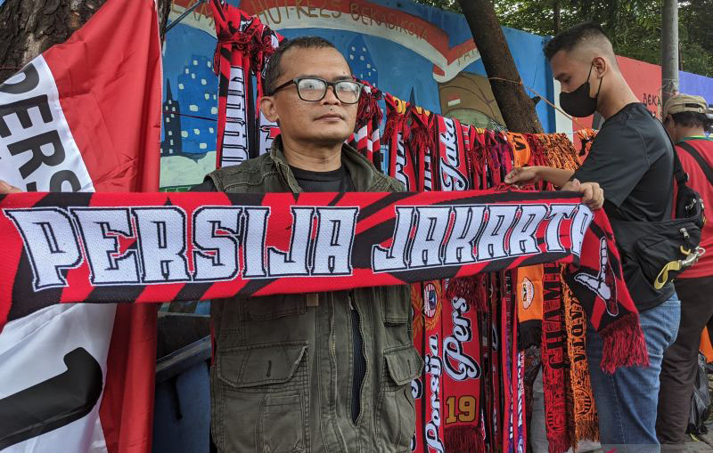 Pedagang pernak-pernik Persija banjiri Stadion Patriot Candrabhaga
