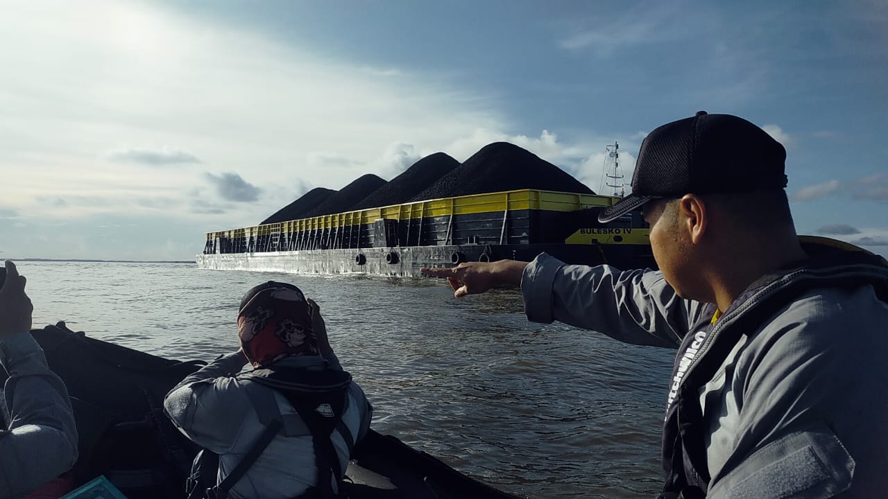 KN Kuda Laut 403 Bakamla RI bantu kapal tongkang kandas di Perairan Samarinda KN Kuda Laut 403 Bakamla RI bantu kapal tongkang kandas di Perairan Samarinda