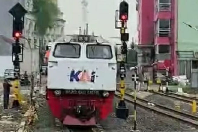 Perjalanan KA dan KRL terhambat imbas kecelakaan KA Argo Sindoro Perjalanan KA dan KRL terhambat imbas kecelakaan KA Argo Sindoro