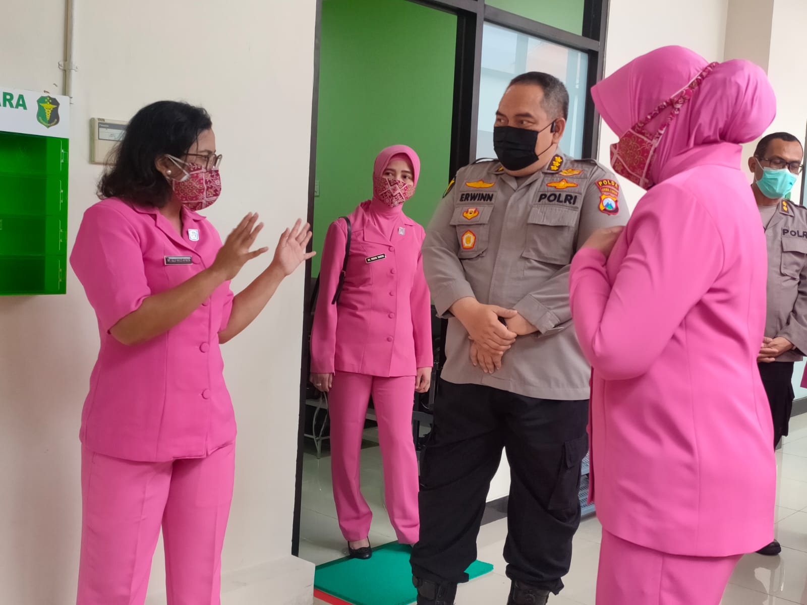Bhayangkari dan Bid Dokkes Polda Jatim gelar operasi katarak Bhayangkari dan Bid Dokkes Polda Jatim gelar operasi katarak