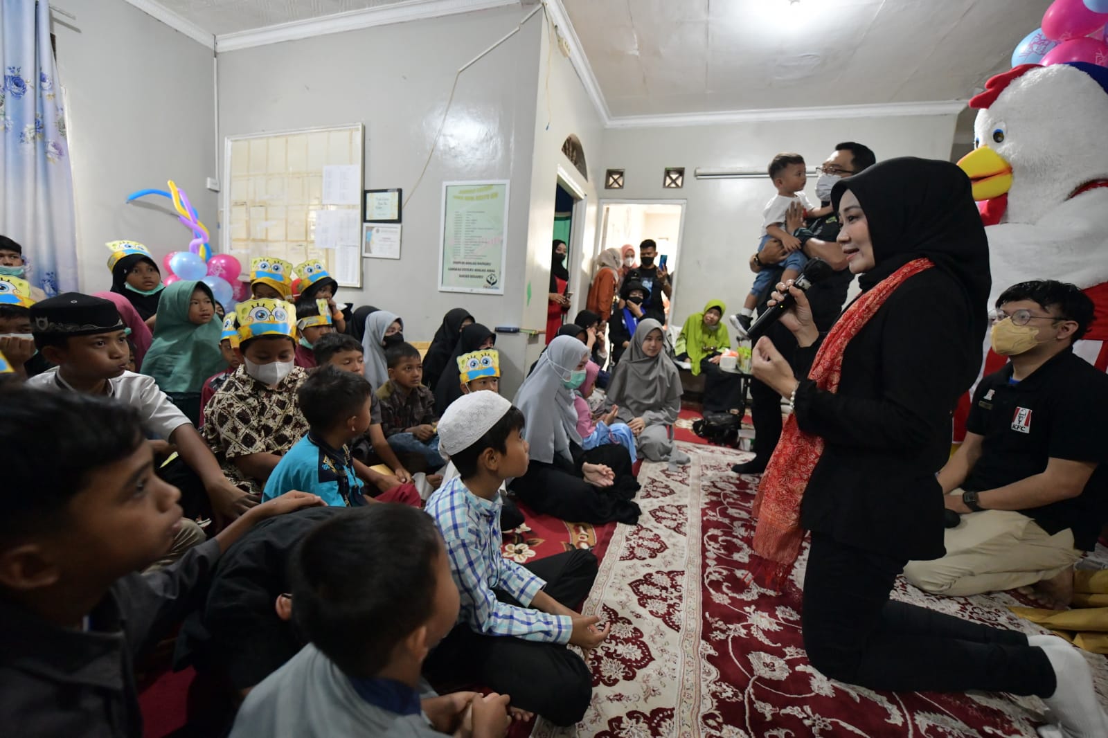 Keluarga Ridwan Kamil berbagi dengan yatim piatu peringati HUT Eril Keluarga Ridwan Kamil berbagi dengan yatim piatu peringati HUT Eril