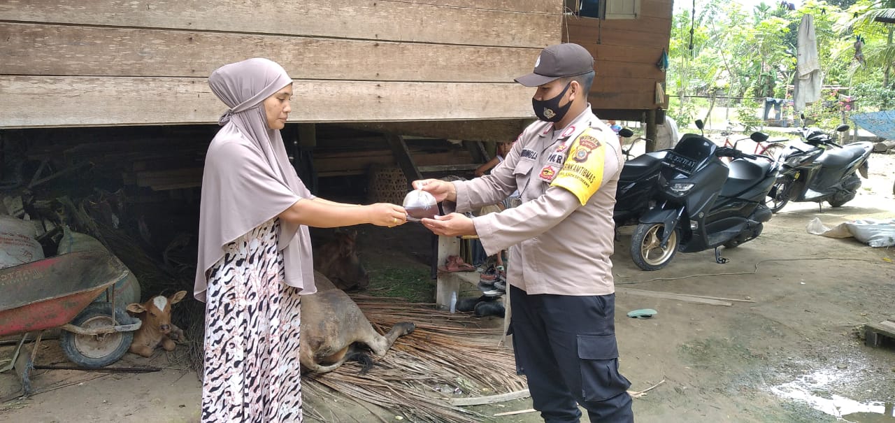 Antisipasi PMK, personel Polsek Syamtalira Bayu bagikan eco enzyme Antisipasi PMK, personel Polsek Syamtalira Bayu bagikan eco enzyme