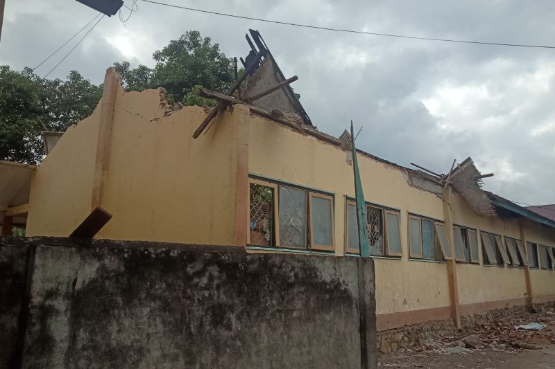 Pemkab perbaiki belasan sekolah rusak di Lombok Tengah Pemkab perbaiki belasan sekolah rusak di Lombok Tengah