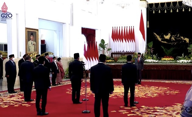 Jokowi resmi reshuffle kabinet, ada 2 menteri dan 3 wamen baru Jokowi resmi reshuffle kabinet, ada 2 menteri dan 3 wamen baru