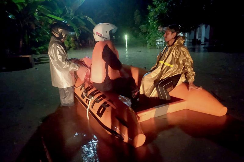 Banjir genangi sejumlah desa di Kabupaten Cilacap Banjir genangi sejumlah desa di Kabupaten Cilacap