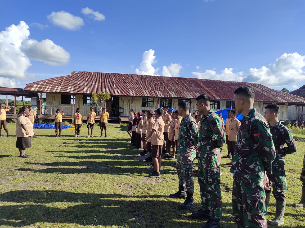 Satgas Pamtas Yonif 126/KC beri pelatihan Pramuka pada anak-anak di perbatasan Papua Satgas Pamtas Yonif 126/KC beri pelatihan Pramuka pada anak-anak di perbatasan Papua