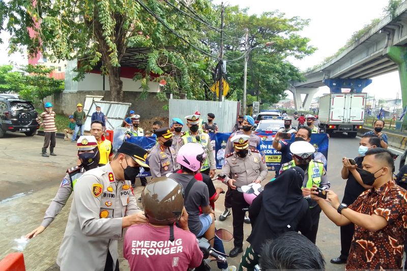 Polisi bagikan 100 helm saat Operasi Patuh Jaya di Pesing Polisi bagikan 100 helm saat Operasi Patuh Jaya di Pesing