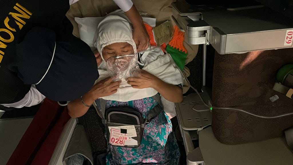Kabag TU jenguk JCH Kloter 5 yang sakit di Grand Medistra Deli Serdang