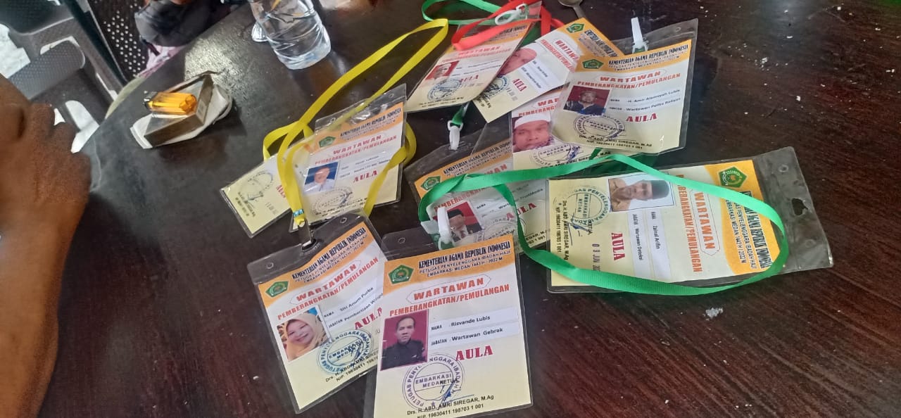 Dilarang masuk aula keberangkatan haji, wartawan serahkan ID Card peliputan Dilarang masuk aula keberangkatan haji, wartawan serahkan ID Card peliputan