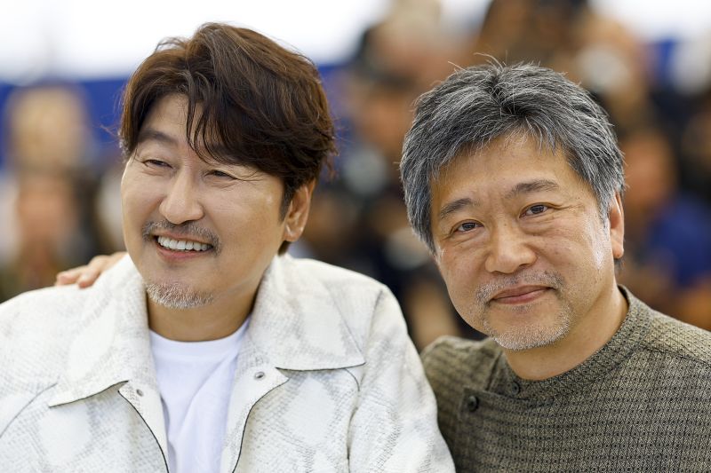 Pujian sutradara Jepang Hirokazu Kore-eda untuk aktor Song Kang-ho Pujian sutradara Jepang Hirokazu Kore-eda untuk aktor Song Kang-ho
