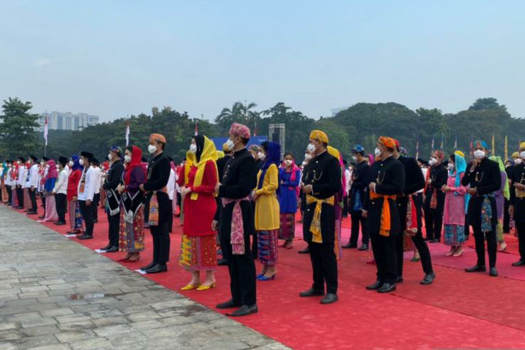 Ribuan manusia berbusana warna-warni hadiri upacara HUT ke-495 Jakarta Ribuan manusia berbusana warna-warni hadiri upacara HUT ke-495 Jakarta