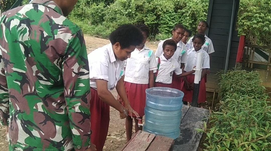 Budayakan hidup sehat, TNI sosialisasikan cuci tangan kepada pelajar perbatasan Budayakan hidup sehat, TNI sosialisasikan cuci tangan kepada pelajar perbatasan