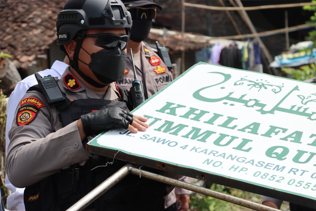 Bikin resah warga, polisi copot papan nama Khilafatul Muslimin di tiga lokasi