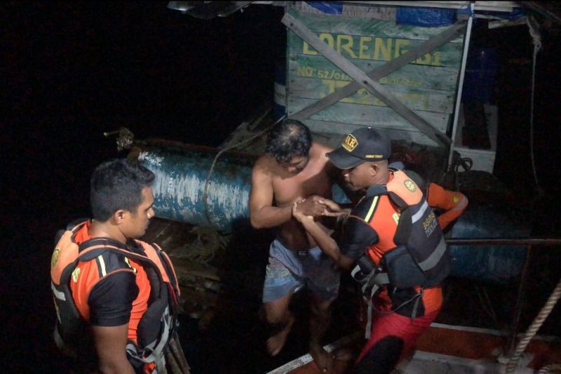 Nelayan Halmahera Selatan yang dilaporkan hanyut ditemukan selamat Nelayan Halmahera Selatan yang dilaporkan hanyut ditemukan selamat