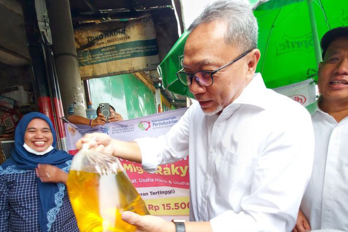 Mendag sidak pasar pastikan minyak goreng Rp14 ribu dan tidak antre Mendag sidak pasar pastikan minyak goreng Rp14 ribu dan tidak antre