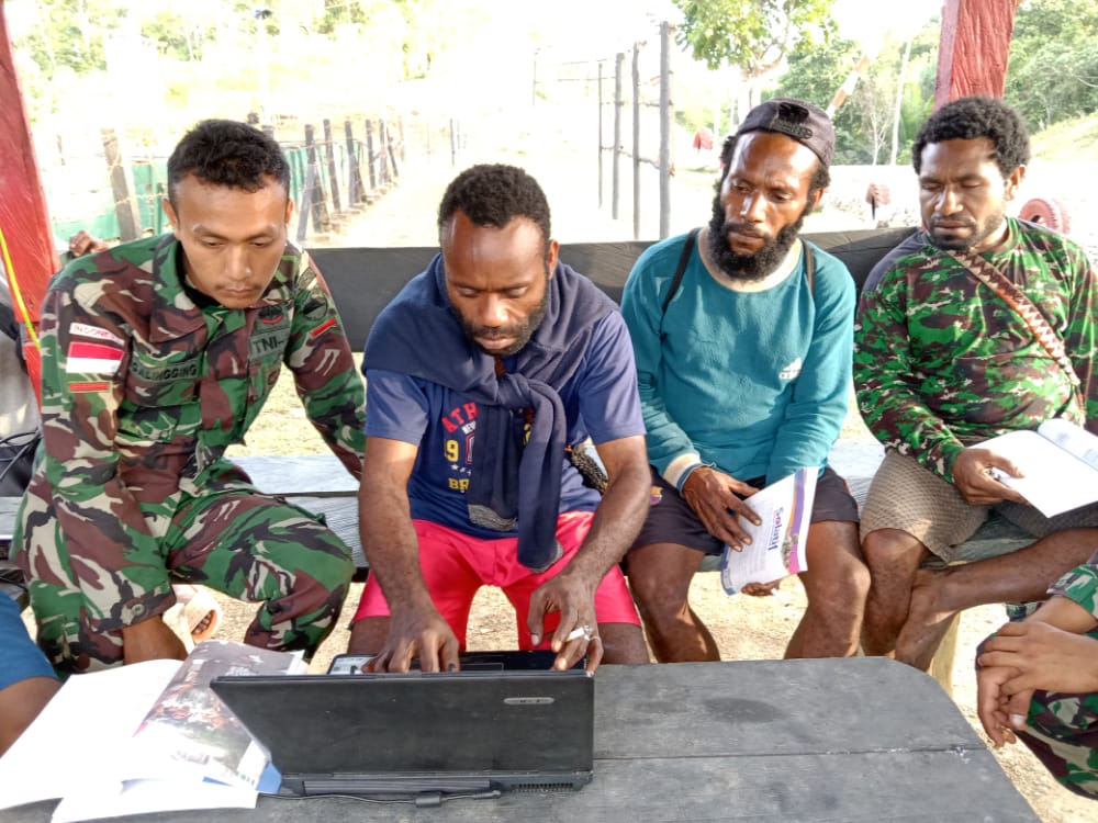 Transfer ilmu, Satgas Yonif 126/KC ajarkan pemuda Papua operasikan laptop Transfer ilmu, Satgas Yonif 126/KC ajarkan pemuda Papua operasikan laptop