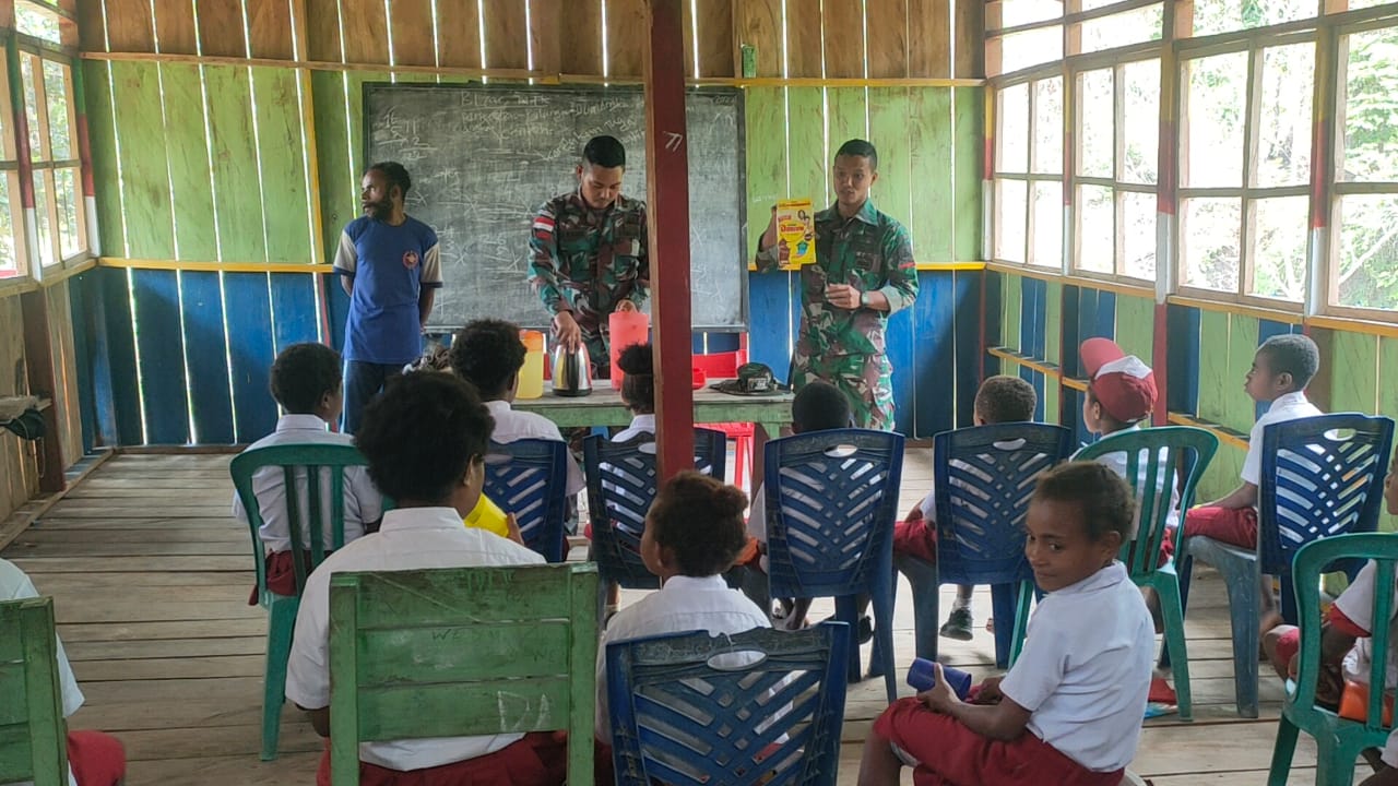 Satgas Pamtas Yonif 126/Kala Cakti berikan susu gratis untuk anak Papua 